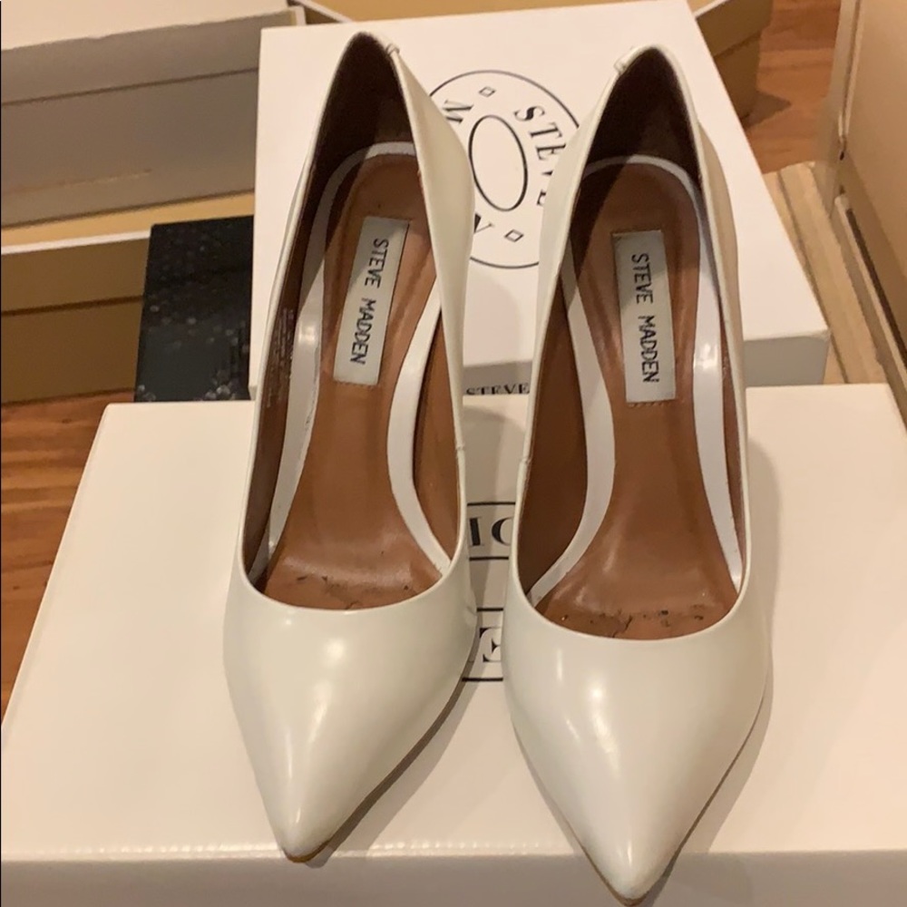 Steve Madden white pumps